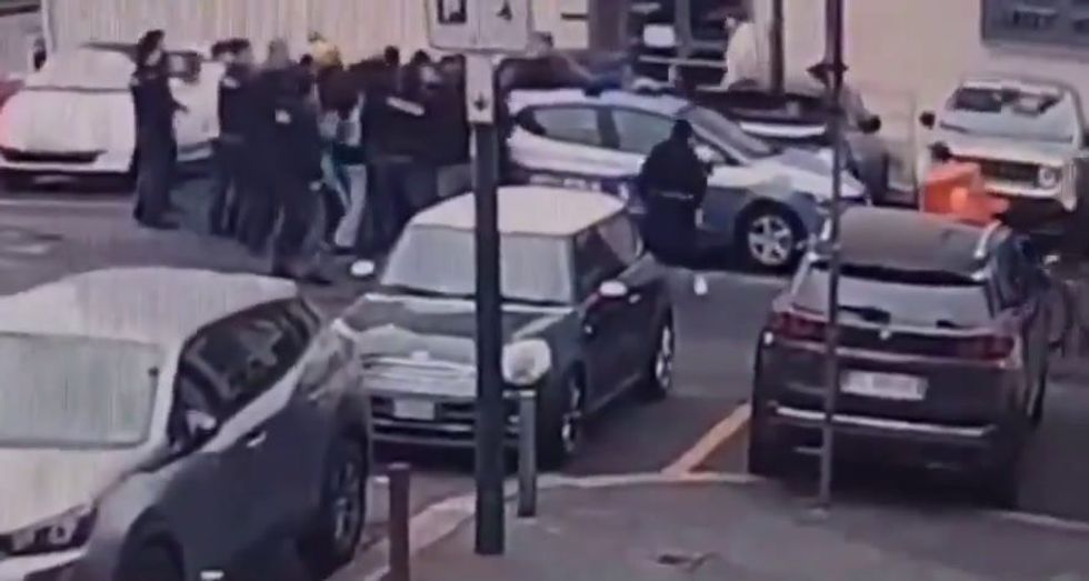 Torino, anarchici assaltano auto della Polizia | video