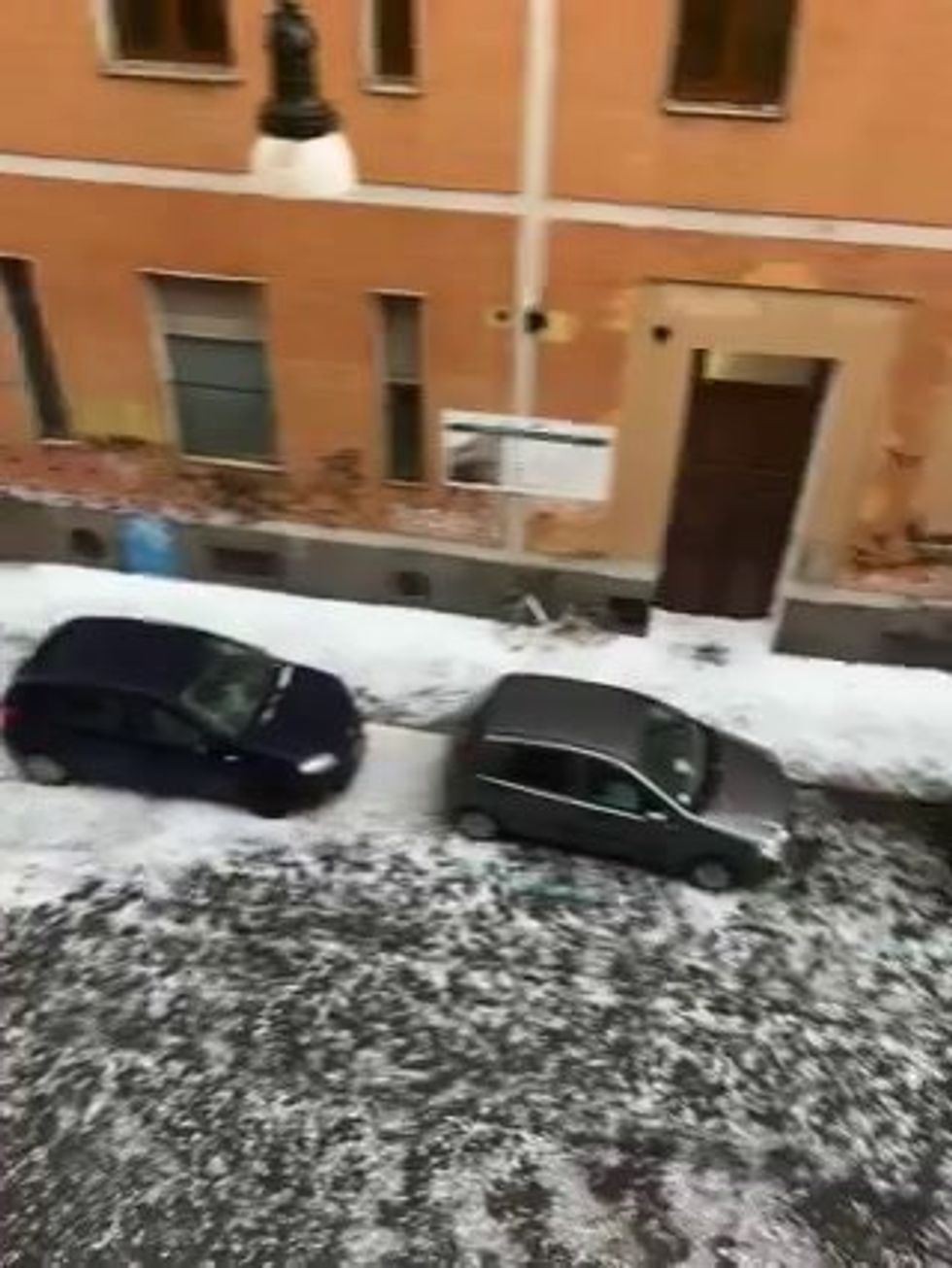 Torino, violenta grandinata: strade imbiancate e danni I video