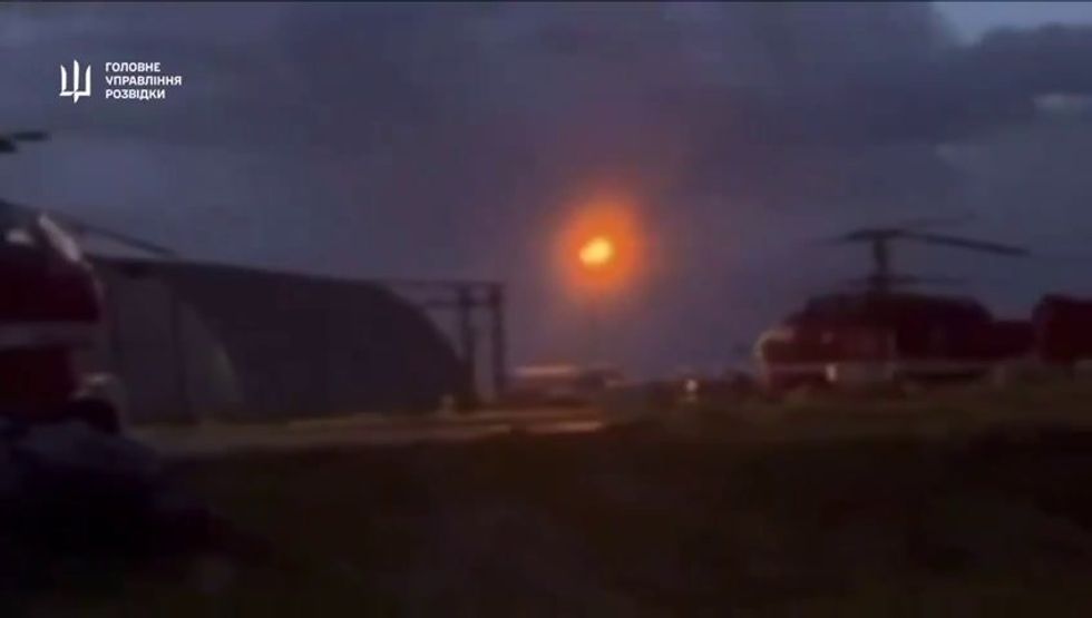 Ucraini distruggono elicottero russo in aeroporto militare a Mosca | video