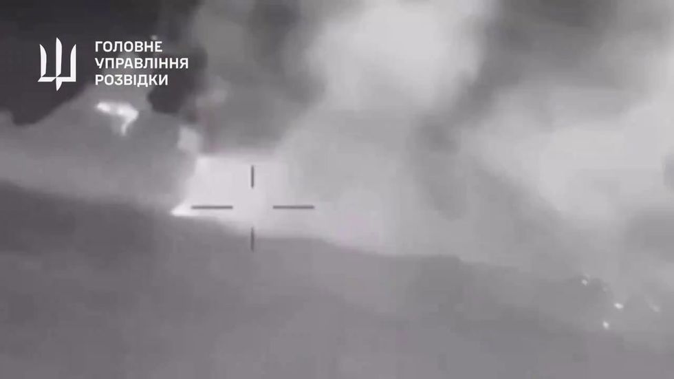 Drone dell'Ucraina colpisce ed affonda la nave russa Kostov in Crimea | video