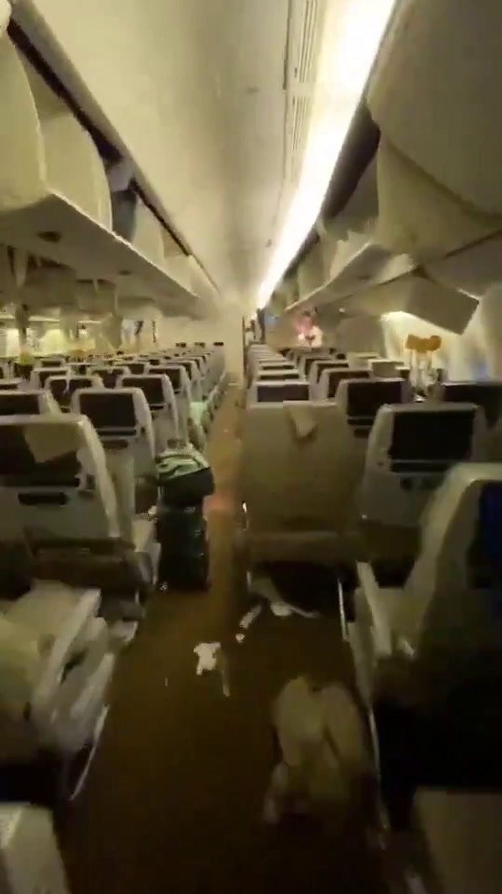 Turbolenza su un volo della Singapore Airlines: 1 morto e 30 feriti | video